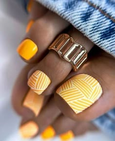 15 Stylish Toe Nail Designs for Fall 2023 Toe Nail Designs For Fall, Yellow Toe Nails, Fall Toe Nails, Fall Pedicure, Pedicure Designs Toenails, Gel Toe Nails, Toe Nail Color, Summer Toe Nails, Cute Toe Nails