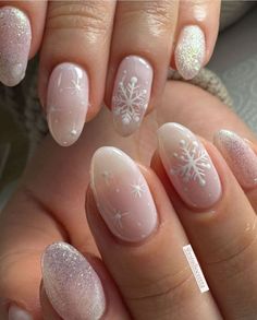 Simple Winter Nails Almond, Winter Nails Almond, Winter Nail Polish Colors, Simple Winter Nails, Winter Nail Trends, Winter Nail Polish, Nail Polish Trends, Nails Almond