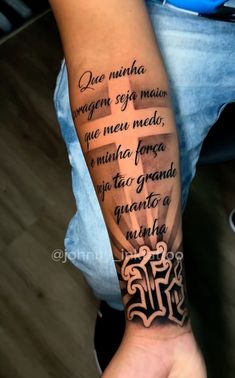 a person with a tattoo on their arm and the words in spanish are written above them