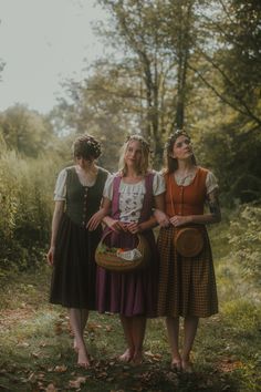 Like forest elves wandering in the moonlight - the charming Bella Donna Folk Outfits from Huckleberry Clothing Co Photography by Courtney Fox @ thefoxandtheivy . ... . #springfashion #spring #flowerfield #floralfashion #folk #folkfashion #folkcore #cottagecore #fairycore #mushroomcore #goblincore #forest #forestcore #cozy #darkacademia #genz #core #mushroom #ecofriendly #sustainableclothing #handmade #womanownedbusiness #cottagecoreoutfits #cottagecoreasesthetic #aesthetic #outift Hobbitcore Fashion, Amazon Birthday Gifts, Forest Elves, Hobbit Cosplay, Hobbit Wedding, Hobbit Costume, Hobbit Party, Ren Faire Outfits, Forest Party