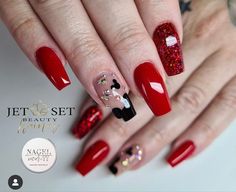 RED AND BLACK NALS Mickey Mouse Nails Christmas, Disney Holiday Nails, Mickey And Minnie Nails, Christmas Disney Nails, Nails Mickey Mouse, Disney Christmas Nails, Disneyland Nails, Acrylic Nails Stiletto