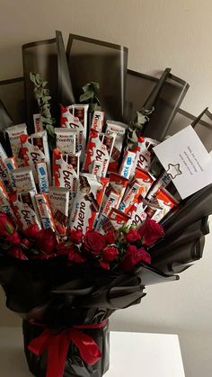 #chocolatelover #chocolate Boquetes Gift Ideas, Chocolate Bouquet Aesthetic, Chocolate And Flower Bouquet, Chocolate Gifts Ideas, Chocolate Bouquet Ideas, Bouquet Of Chocolates, Bouquet Business, Bouquet Chocolate