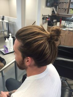 Man Bun Highlights, Long Summer Hair, Long Hair Beard, Mens Hairstyles With Beard, Gents Hair Style, Crop Hair, Men Hair Color, Man Bun