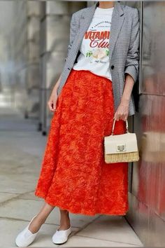 Gen Z Office Fashion, Preppy Bohemian Style, Colorful Office Outfits Women, Faldas Rojas Outfit, Magenta Skirt Outfit, Red Skirt Outfit, Orange Skirt Outfit, Colorful Business Casual, Zara Outfit Ideas