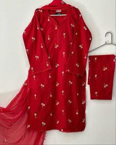 Red Cotton Suit Design, Cotton Dress Summer Casual, Simple Suit Designs, Kurta Embroidery, Cotton Suit Designs, Trendy Cocktail Dresses, Simple Dress Casual, Muslim Bridal, Stylish Kurtis Design