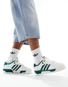 Skor från adidas Originals Gjorda för att tas ur lådan Låg design Stängs med snörning Vadderad plös och häl adidas signaturtryck Med perforering för ventilering Tålig yttersula i gummi Greppvänlig undersida Adidas Rivalry Low Outfit, Adidas Rivalry Low, Adidas Rivalry, City Break Outfit, Sacs Tote Bags, Adidas Branding, Adidas Brand, Leggings Sale, White Trainers