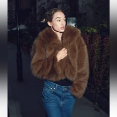 Lapel Collar Coat With Long Sleeves. Faux Fur Fabric. London Outfit Aesthetic Winter, Cool New Years Eve Outfits, Short Brown Fur Coat Outfit, Faux Fur Jacket Outfit Casual, Brown Faux Fur Coat Outfit, Short Fur Coat Outfit, Strapless Dress Outfit, New Years Eve Outfits Cold, Date Night Outfit Fall