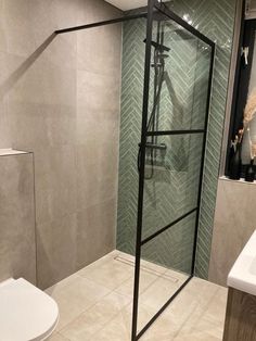 Wallpaper Decor Ideas, Bathroom Tile Design Ideas, Best Bathroom Paint Colors, Tile Design Ideas, Small Bathroom Interior, Bathroom Shower Walls, Bathroom Paint, Small Bathroom Makeover