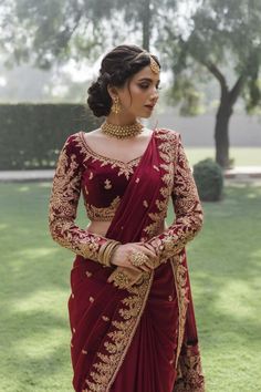 Designer Bridal Sarees Wedding, Bengali Bride Outfits, Red Indian Bridal Outfit, North Indian Wedding Outfits, Red Wedding Sarees, Red Wedding Sarees For Bride, Red Embroidery Saree, Royal Indian Bride Outfit, Minimalist Indian Bride