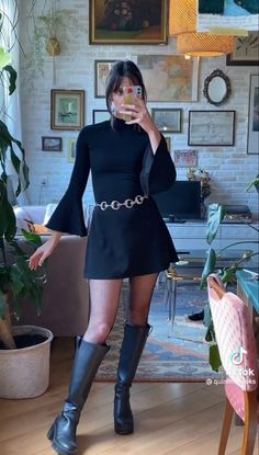 Witchy Party Outfit, Fall24 Fashion, Dark Academia Fall Aesthetic, Academia Fall Aesthetic, Phoebe Buffay Aesthetic, Cottage Core Autumn, 70s Autumn, Dark Academia Fall, Outfits Europe