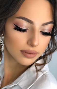 cute makeup looks, make up look, eye makeup look, smokey eye makeup, wedding makeup, prom makeup ideas, makeup ideas 2020 #makeuplooks #makeupideas2021 Rose Gold Makeup Looks, White Eye Makeup, Party Eye Makeup, Prom Makeup Tutorial, Gold Makeup Looks, Shimmer Eye Makeup, Prom Makeup Looks, White Makeup