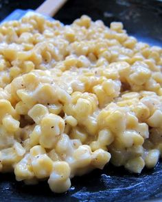 macaroni and cheese is sitting on a plate