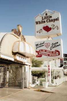 the sign for little white chapel is on display