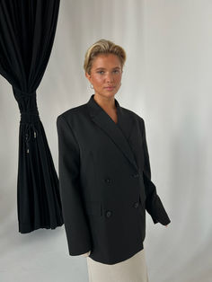 Trendy Business Blazer With Buttons, Trendy Double-breasted Formal Blazer, Oversized Button-up Business Blazer, Oversized Notch Lapel Blazer With Double Button Closure, Oversized Blazer With Buttons For Office, Oversized Blazer With Double Button Closure, Modern Double-breasted Blazer For Work, Modern Double-breasted Blazer For Office, Modern Double-breasted Workwear Blazer