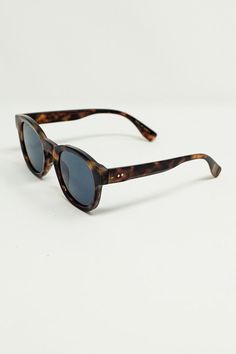 Beautiful and super trendy sunglasses with black lenses and dark brown tortoise shell frame. The perfect accessory for year round Tortoiseshell Sunglasses With Tinted Lenses And Round Frame, Tortoiseshell Sunglasses With Tinted Round Frame, Tortoiseshell Sunglasses With Tinted Round Lenses, Tortoiseshell Sunglasses, Vintage Tortoiseshell Sunglasses, Shell Frame, Trendy Sunglasses, Tortoise Shell, Tortoise