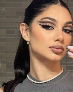 citações sábias Prom Makeup Dark, 2024 Makeup, Slay Makeup, Feminine Makeup, Mekap Mata, Rhinestone Makeup, Rave Makeup, Eye Makeup Pictures, Pinterest Makeup