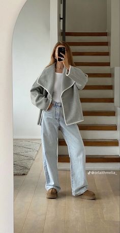 Fall Outfits Women Chic, Vogue Street Style 2024, White Oversized Cardigan Outfit, Nordic Outfits Women, 15 Degrees Outfit, Scandivian Style Outfit, Comfy Winter Outfits Casual, Soho Nyc Outfit, Architect Style Outfits