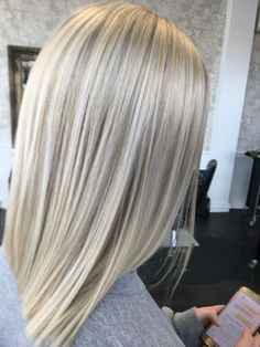 T Bar Highlights Hair Blonde, Blonde Hairlights, Blonde Balage, Pearl Blonde Hair, Spring Hair Color Blonde, Blonde Hair For Brunettes, Blonde Hair Goals, Redken Hair Color