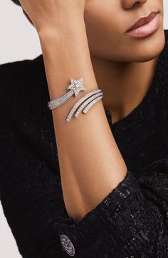 Shooting star bracelet. Bracelet White Gold, 18k Gold Bracelet, 18k Gold Necklace, 18k Gold Earrings, Bracelet Chain, Chanel Jewelry, Jewelry Model, Star Bracelet, Shooting Star