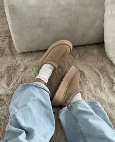 I LOOOOVE these. So simple & cute, this color goes with EVERYTHING. Cute Uggs, Ugg Tasman Slippers, Pretty Shoes Sneakers, Skandinavian Fashion, Ugg Tasman, Uggs Outfit, Ugg Slippers, School Looks, Girly Shoes