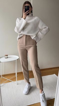 🌞 Pin this to simplify your work wardrobe! Business casual can sometimes feel limited. Our ideas bring you fresh, polished outfits. Beige Jeans Outfit, Beige Pants Outfit, Beige Outfit, Zara Outfit, Mode Casual