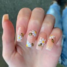 Spring Nails Bumble Bees, Flower And Bee Nails, Spring Bee Nails, Nails With Bee Design, Bumblebee Nail Designs, Bee Acrylic Nails, Yellow Bee Nails, Bumble Bee Nails Design, Bee Nails Design