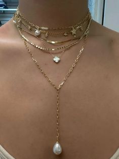 Good Jewelry Stack, What To Wear With Gold Jewelry, Stacks Of Jewelry, Prom Accessories Aesthetic, Layered Chain Necklace Gold, Gold Jewelry Styling, Soft Gold Jewelry, Gold Thick Necklace, Layered Jewelry Gold