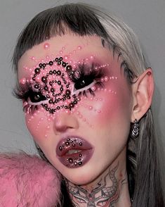 钮钴禄🇨🇳/Niohuru X🏳️‍⚧️ (@vampirechinese) • Instagram photos and videos Unconventional Makeup, Monster Makeup, Drag Queen Makeup, Makeup Drawing, Makeup Portfolio, Drag Makeup, Queen Makeup