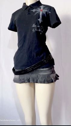 Y2k Tshirt, 2000s Fashion Outfits, New Rock, Grunge Goth, Fashion 2024, Swaggy Outfits, Really Cute Outfits, Style Streetwear