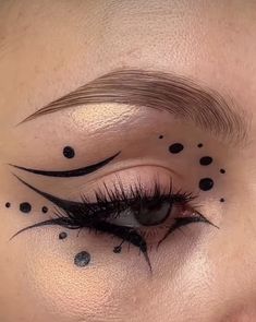 Scary Glam Makeup, Graphic Design Eyeliner, Rave Makeup Ideas Rhinestones, Unique Black Eyeliner Looks, Creative Black And White Makeup Looks, Goth Euphoria Makeup, Cute Graphic Liner Ideas, Falling In Reverse Concert Makeup, Black Grafic Eyeliner