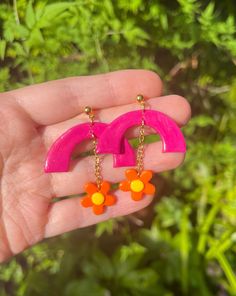 Stunning pink and orange half circle with long hanging chain detail with handmade flower charm. All handmade by me with lightweight polymer clay. Finished with a thick glossy glaze to protect and add a beautiful shine.  SIZE Rougly 5cm long Roughly 4cm wide ITEM DETAILS ✿ All my items are made by hand and made to order so can take 1-4 days to make, package and post ✿ Anything on my profile is available and can be bought straight away, then i can get to making! ✿ All of my items are made by hand Retro Earrings, Retro Earring, Daisy Earrings, Earrings Pink, Flower Charm, Handmade Polymer Clay, Handmade Flowers, Daisy Flower, Hook Earrings