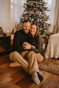 This couple brought the heat for thei Christmas couple photos in front of the Christmas treeWhat's more romantic than a boho Christmasbohochristmas couplesphotos couplesphotography Christmas Tree Photoshoot, Christmas Tree Decorating Tips, Photo Christmas Tree, Christmas Family Photoshoot