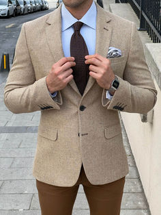 Change your whole fashion an style experience by trying this blazer. Style with cause. Beige Blazer Outfit Men, Beige Jacket Outfit, Masculine Contemporary, Beige Blazer Outfit, Mens Formal Outfits, Party Wear Blazers, Brown Pants Outfit, Suit Combinations, Suit Tuxedo