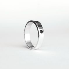 Un bijou au style alliant confort et modernité, rehaussé d'un diamand noir. Cette bague se portera comme une bague classique ou une alliance pour lui.  Elle possède une finition brillante (polissage), mais vous la trouverez aussi en version martelée ou satinée sur notre boutique. Le saphir est aussi la pierre de naissance du mois de septembre, une belle idée de cadeau à personnaliser avec un petit mot gravé à l'intérieur ! (la gravure en option est offerte). Cette bague est généralement apprécié Luxury Silver Wedding Ring With Single Diamond, Modern Sterling Silver Anniversary Ring, Modern Sterling Silver Anniversary Wedding Ring, Modern Stainless Steel Wedding Jewelry, Elegant Black Jewelry With Engraving Option, Modern Formal Rings With Black Diamonds, Minimalist Black Jewelry With Engraving Option, Modern Rings With Classic Design For Gift, Modern Rings Suitable For Gifts