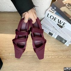 Fisdy - Elegant Slip-On Shoes for Women Chic Shoes Flat, Stylish Flat Shoes, Shoes For Woman, Summer Footwear, Elegant Flats, Elegant High Heels, Evening Flats, Woman Wine, Square Head