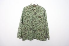 Vintage mid-century lightweight chore camo jacket Made by Caliber Sportsmans apparel Size Large listed Across chest: 25 inches Length: 27 inches Sleeve: 17 inches Cotton, good condition! CAI10 Chore Jacket Men, Hunting Camo, Camo Jacket, Chore Jacket, Field Jacket, Vintage 60s, Country Style, On Shoes, Camouflage