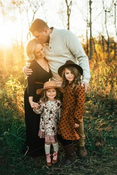 Family Photo Outfits Winter, Family Portrait Outfits, Cute Family Photos, Family Photoshoot Poses, Fall Family Portraits, Fall Family Photo Outfits, Family Portrait Poses, Family Photoshoot Outfits