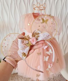 Tiara personalizada tema Jardim da Minnie de luxo Fancy Ball, Hair Acessories, Disney Mickey Ears, Headpiece Diy, Bow Tutorial, Diy Headband, Disney Ears, Hand Embroidery Art