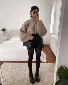 Leder Shorts Outfit, Winter Shorts Outfits, Leather Shorts Outfit, Shorts Fits, City Outfits, Elegante Casual, Winter Break, Looks Chic, Casual Winter Outfits