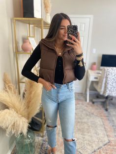 Brown Cropped Vest Outfit, Crop Puffer Jacket Outfit, Cropped Puffer Vest Outfit, Brown Puffer Vest Outfit, Super Puff Vest, Puffy Vest Outfit, Brown Puffer Vest, Puffer Outfit, Puffer Vest Outfit