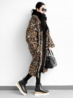 Animal Print Coat Outfit, Coat Outfit Street Style, Leopard Coat Outfit, Rocker Chic Style, Outfit Street Style, Fall Fashion Coats, Leopard Coat, Coat Outfit, Trendy Fall Outfits