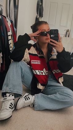 Styling Racer Jackets, Moter Cycle Jacket Outfit, Racer Bomberjack Outfit, Streetwear Jacket Outfit, Sporty Jackets Women, Styling Racing Jacket, Styling Motorcycle Jacket, Harley Jacket Outfit, Racecar Outfit Aesthetic