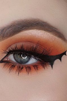 This Is the Halloween Makeup Trend to Try if You Don't Want to Look Batsh*t Maquillage Halloween Simple, Mekap Mata, Halloween Makeup Pretty, Halloween Eye Makeup