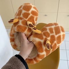 Material: Plush Run small, please review the sizing information Giraffe Slippers, Funny Shoes, Flat Shoes Men, Cartoon Giraffe, Animal Slippers, Artsy Outfit, Plush Slippers, Giraffe Pattern, Trending Sandals