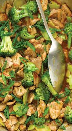 stir fry with chicken, broccoli and spinach in a pan on the stove