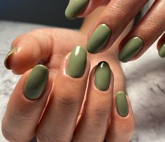 18 of Our Favorite Nail Polish Colors for Dark Skin Tones - Emily CottonTop Jel Nails, Olive Nails, Emerald Nails, Colors Nails, Nagellack Trends, Green Nail Polish, Nails 2020