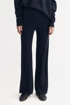 Cable knit pants with elastic waist in 100% cashmere. - Cable knit - Regular fit - True to size - 7 gg - 2 ply - 100% Cashmere Model is wearing size S and is 177 cm tall. Casual Wool Pants For Loungewear, Casual Cashmere Sweatpants For Fall, Casual Fall Cashmere Sweatpants, Fall Cashmere Sweatpants For Loungewear, Elegant Knit Pants For Loungewear, Elegant Knit Bottoms For Workwear, Cozy Cashmere Bottoms For Winter, Cozy Cashmere Bottoms For Fall, Casual Full Length Wool Pants