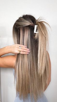 Half Up Pony, Hair Stules, Basic Hairstyles, Claw Clip Hair, Hairstyles For Layered Hair, Hair Tips Video, Clip Hairstyles, Work Hairstyles, Long Straight Hair