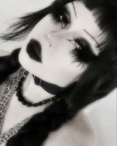 goth Victorian Makeup Gothic, Makeup Ideas Goth, 80s Goth Makeup, Hot Goth Makeup, Traditional Goth Makeup, Goth Eyeliner, Trad Goth Makeup, Goth Eye Makeup, Punk Makeup