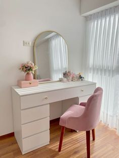 ✨️ Inspo for make up vanity table 🩷 Cute Desk Area Aesthetic, Vanity Plus Work Desk, Cute Makeup Desk Ideas, Modern Desk Aesthetic, Vanity Inspiration Aesthetic, Vanity Desk With Drawers, Meja Make Up, Meja Rias Aesthetic Simple, Bedroom Vanity Aesthetic